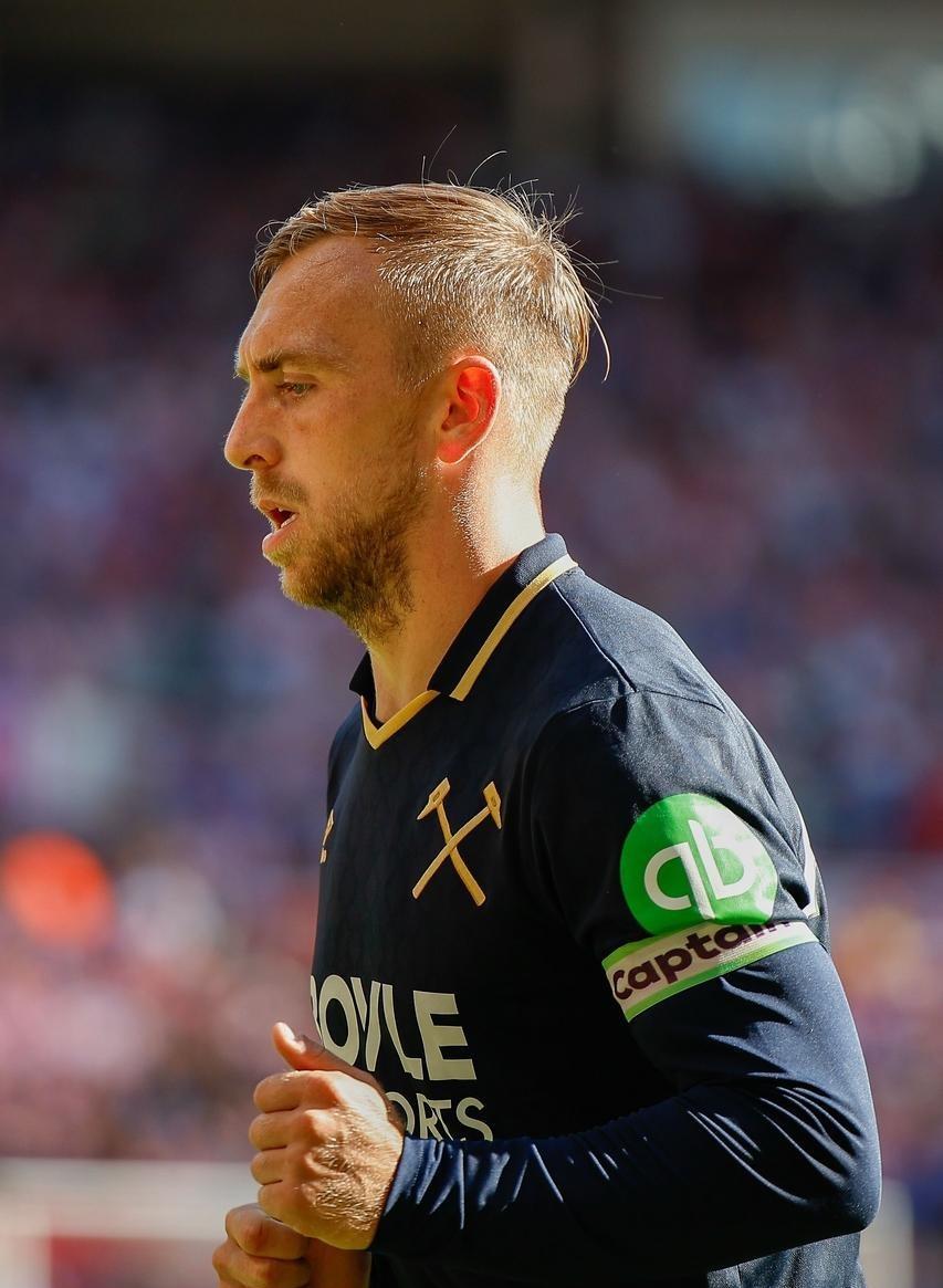 开云官方网站-转折点！上海海港防线松动，英超集结日攻防权衡，球迷炸锅，训练强度明显提升的简单介绍